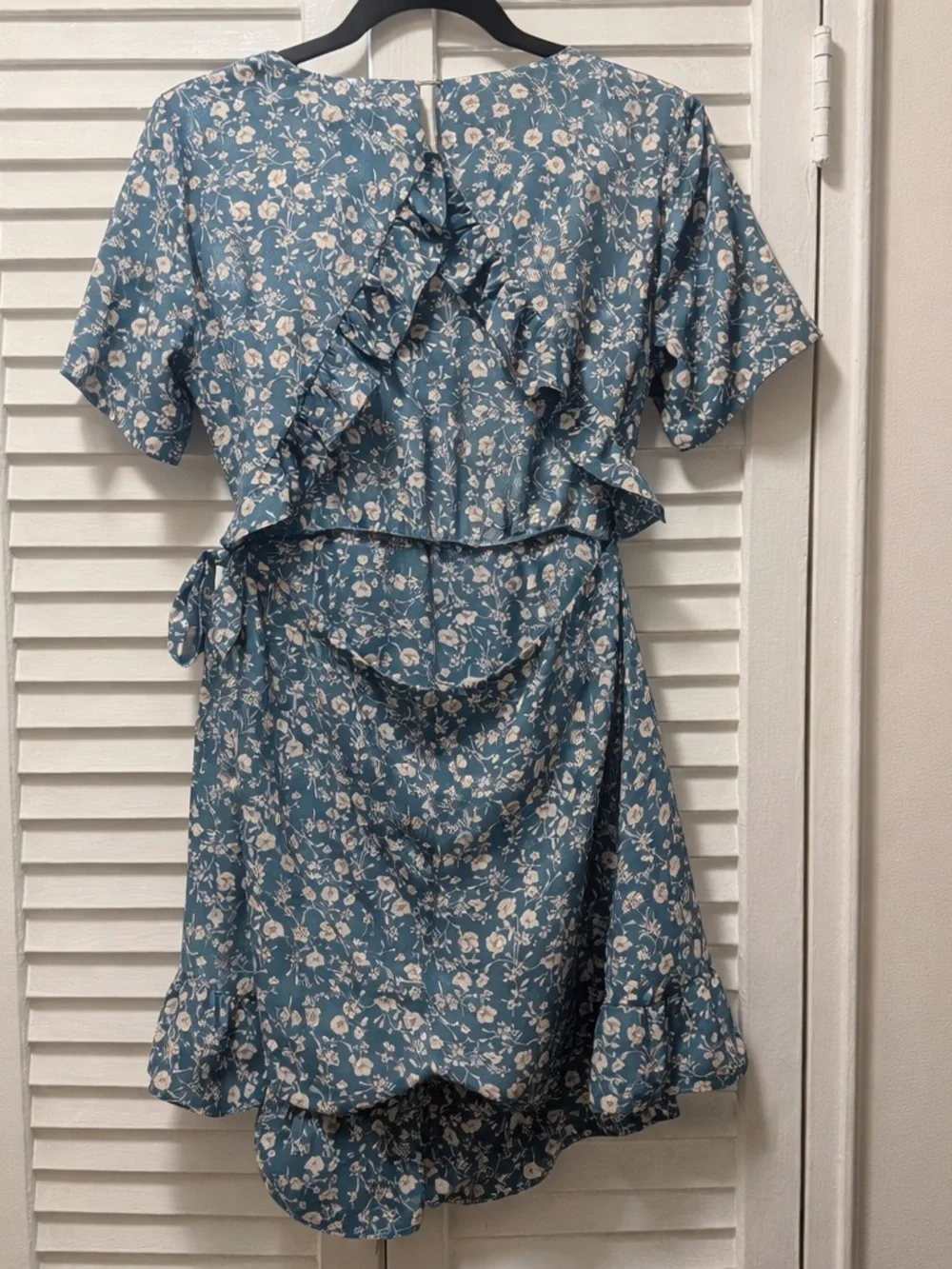 Nasty Gal 🩶 Blue Floral Wrap Romper - Picture 4 of 7
